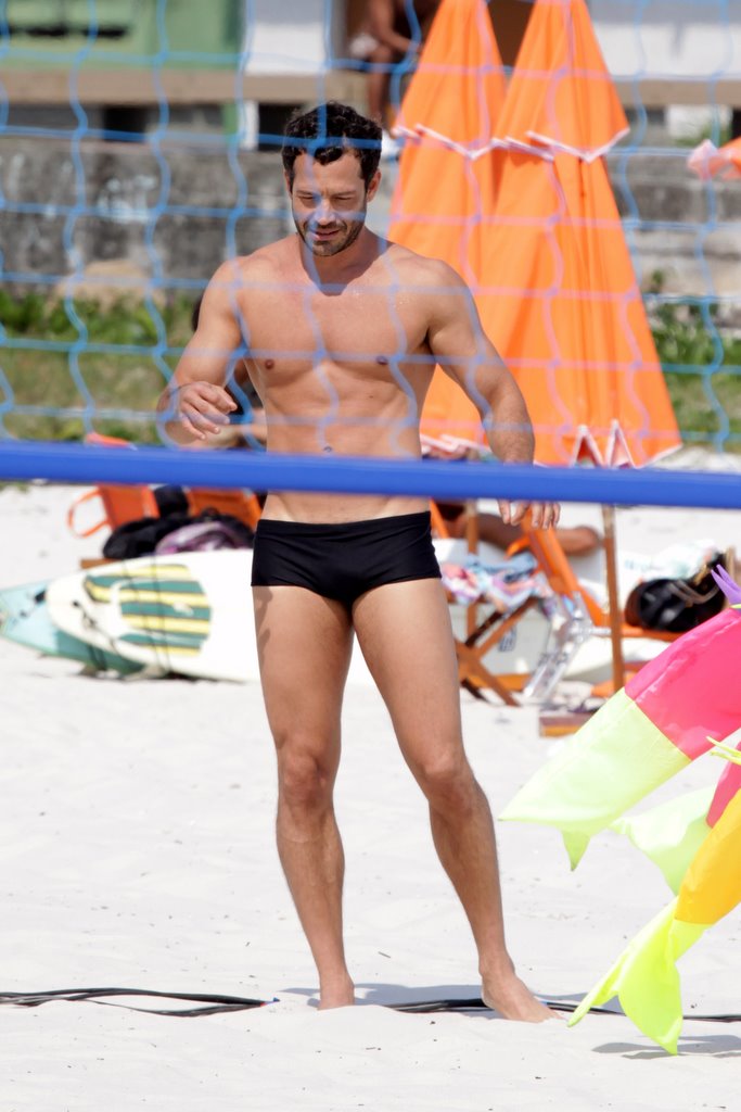 Malvino Salvador correndo de sunga na praia - Foto 4