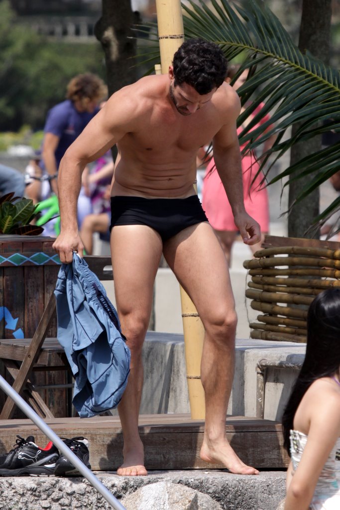 Malvino Salvador correndo de sunga na praia - Foto 7