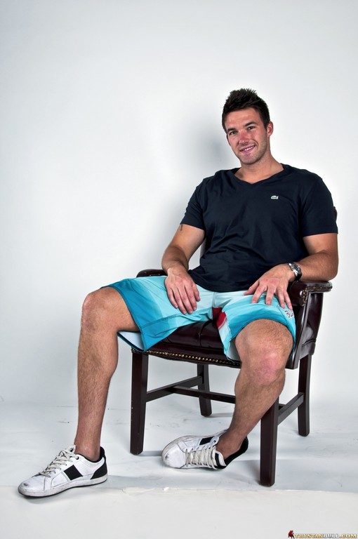 Trystan Bull - MaxeGatos - Foto 1