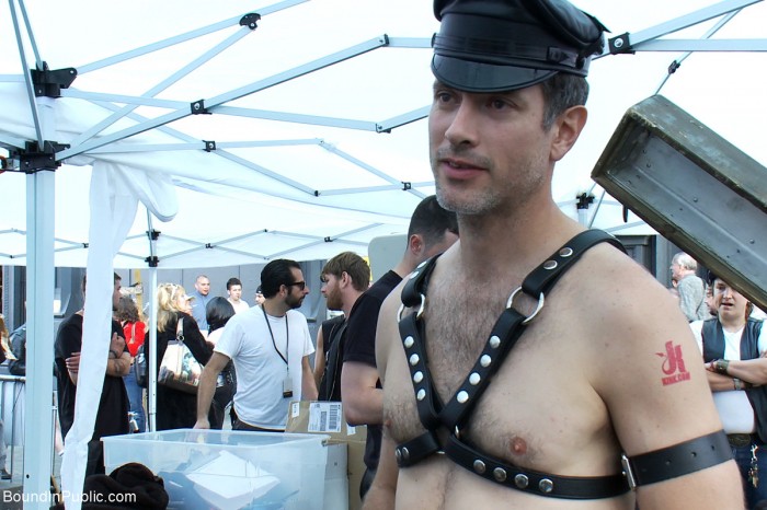 Bound in Public - Noah Brooks fodido em público  - Foto 100