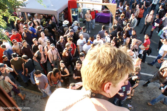 Bound in Public - Noah Brooks fodido em público  - Foto 33