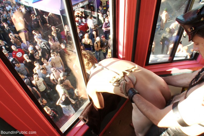 Bound in Public - Noah Brooks fodido em público  - Foto 36