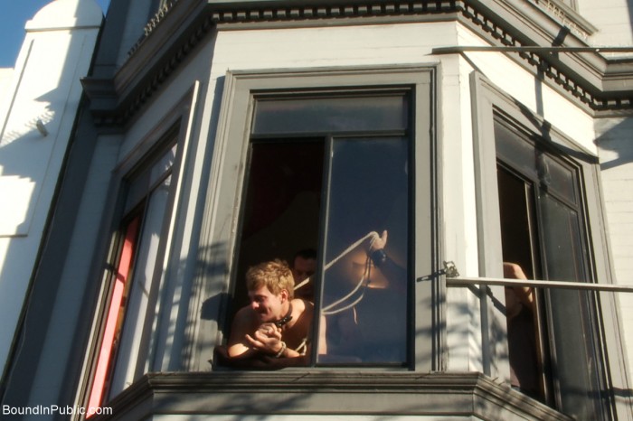 Bound in Public - Noah Brooks fodido em público  - Foto 38