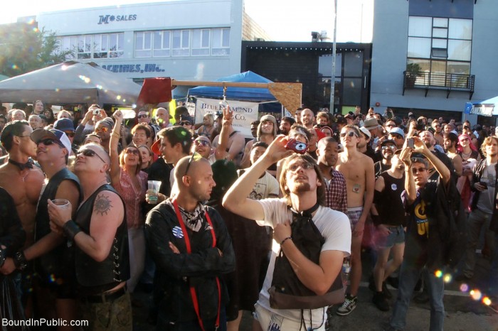 Bound in Public - Noah Brooks fodido em público  - Foto 39