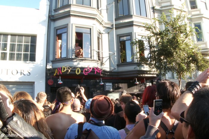 Bound in Public - Noah Brooks fodido em público  - Foto 45