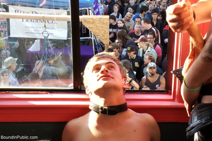 Bound in Public - Noah Brooks fodido em público  - Foto 57