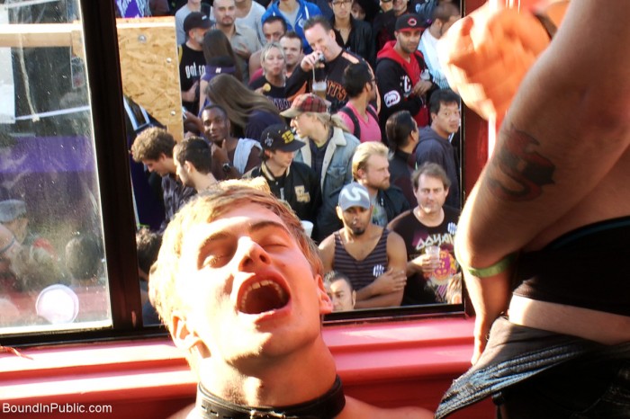 Bound in Public - Noah Brooks fodido em público  - Foto 58