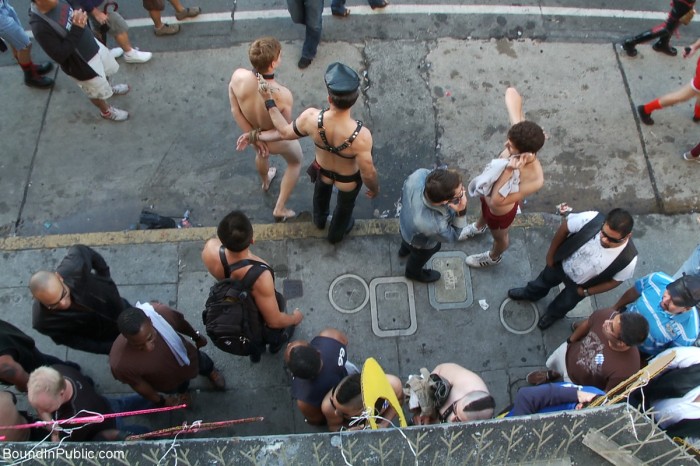 Bound in Public - Noah Brooks fodido em público  - Foto 94