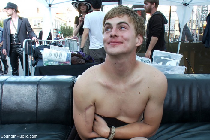 Bound in Public - Noah Brooks fodido em público  - Foto 96