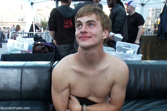 Bound in Public - Noah Brooks fodido em público  - Foto 97