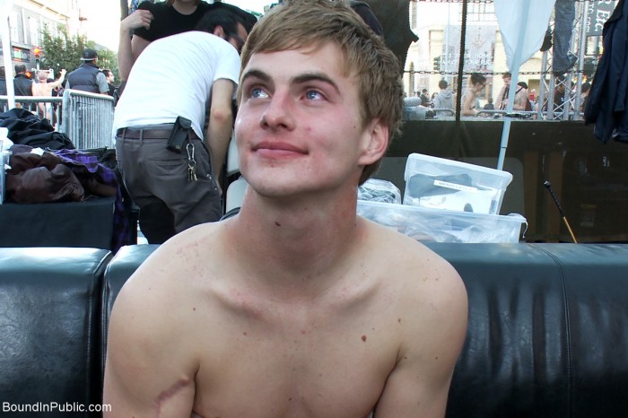 Bound in Public - Noah Brooks fodido em público  - Foto 98