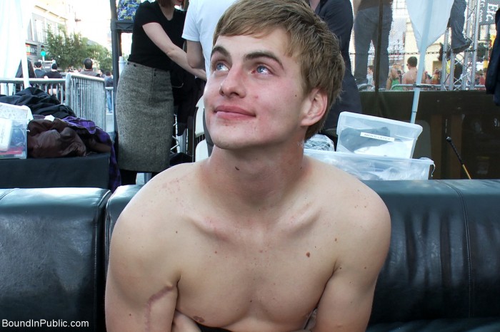 Bound in Public - Noah Brooks fodido em público  - Foto 99