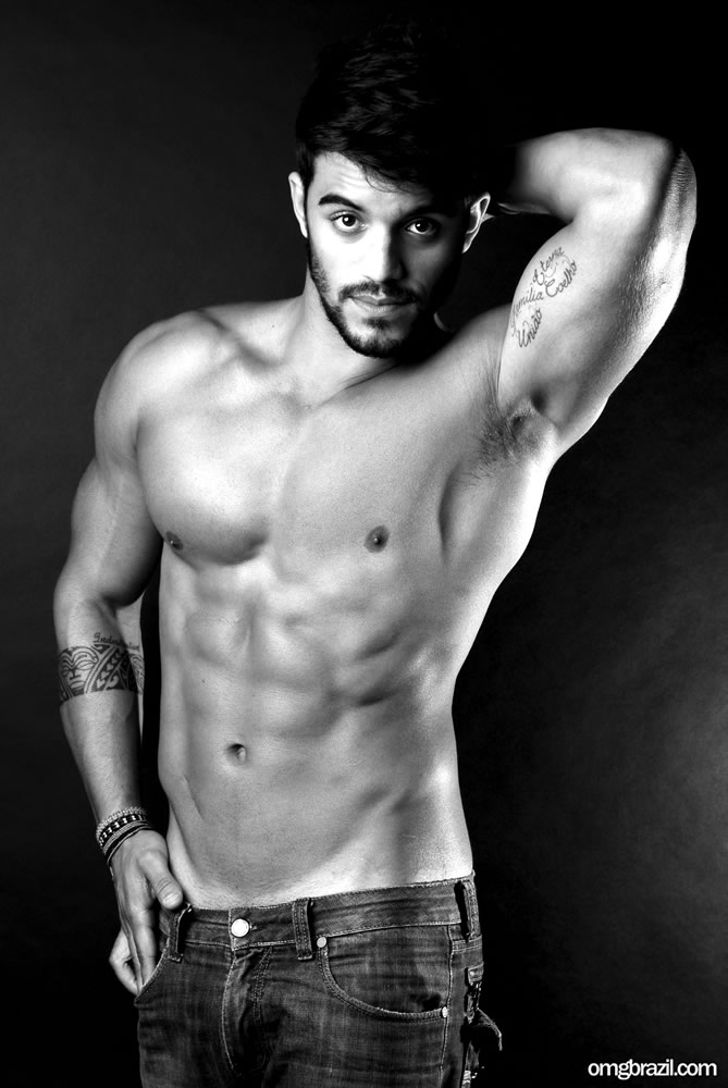 Ex-BBB André Coelho pelado  13