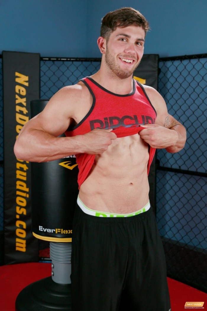 Chuck - lindo moreno sarado bantendo punheta - Foto 2