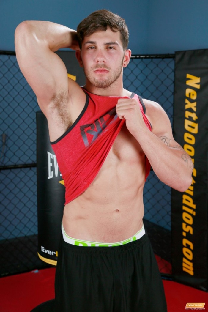 Chuck - lindo moreno sarado bantendo punheta - Foto 3