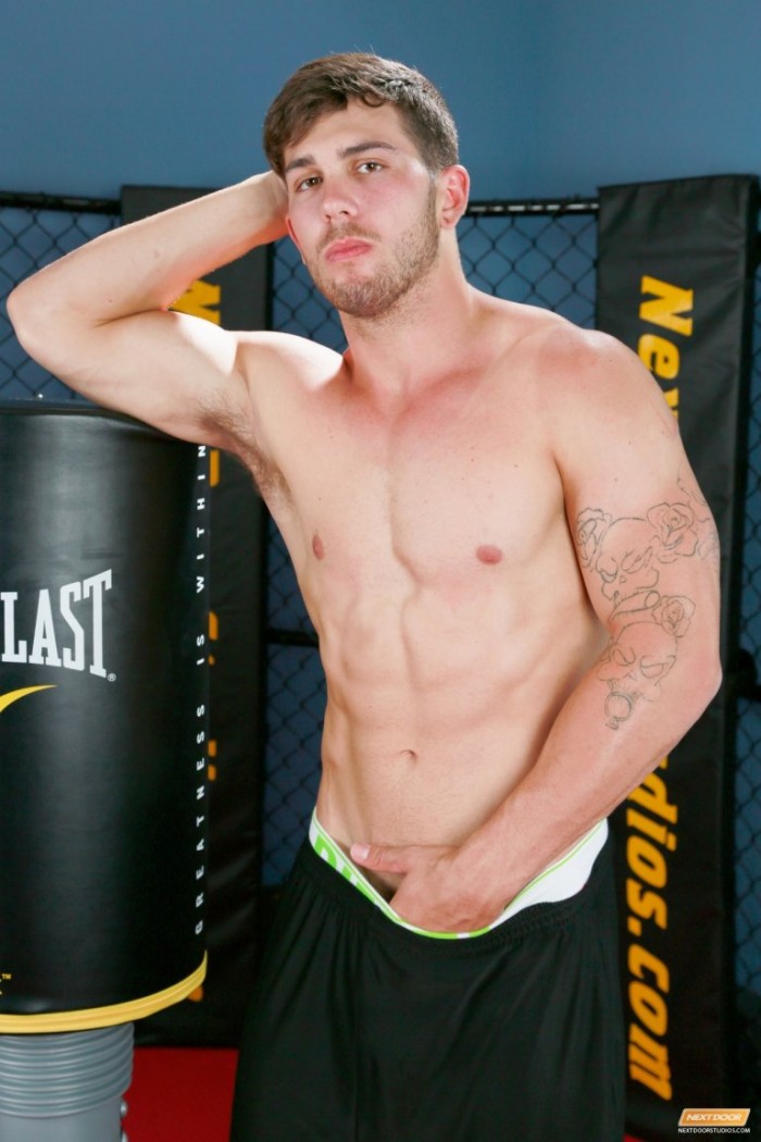 Chuck - lindo moreno sarado bantendo punheta - Foto 4