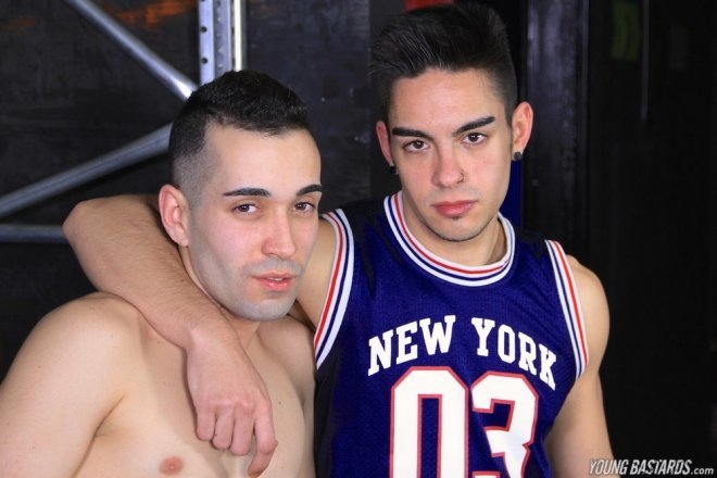 Saradinho dando uns tapas e comendo o cu do amigo - Foto 1